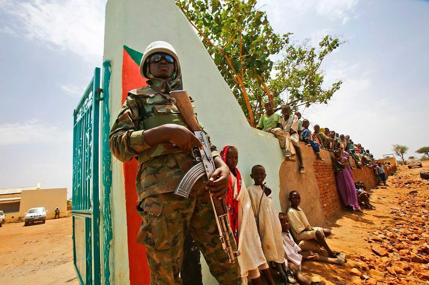 Un-soldado-de-la-misión-de-paz-de-la-ONU-hace-guardia-frente-un-edificio-en-la-localidad-sudanesa-de-Golo