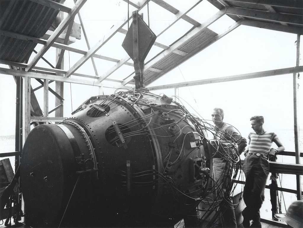 The_gadget_in_the_Trinity_Test_Site_tower_(1945)