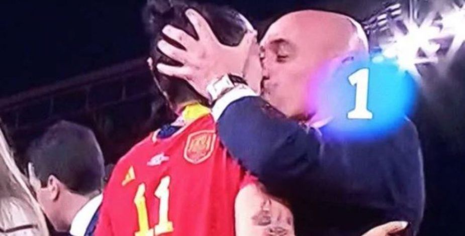 Rubiales besa a Jenni Hermoso durante al ceremonia final del Mundial.