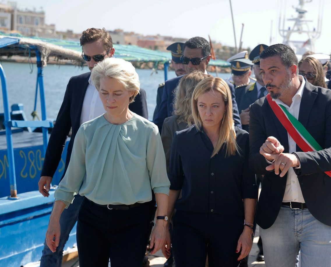 La-primera-ministra-italiana,-Giorgia-Meloni,-y-la-Presidenta-de-la-CE,-Ursula-Von-der-Leyen-ayer-en-la-isla-de-Lampedusa