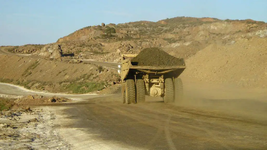 imagen-que-observa-dumper-transportando-residuos-peligrosos-vertedero-blancos-desprovisto-lona-proteccion-aprecia-dispersion-residuos-peligrosos-que-f_95