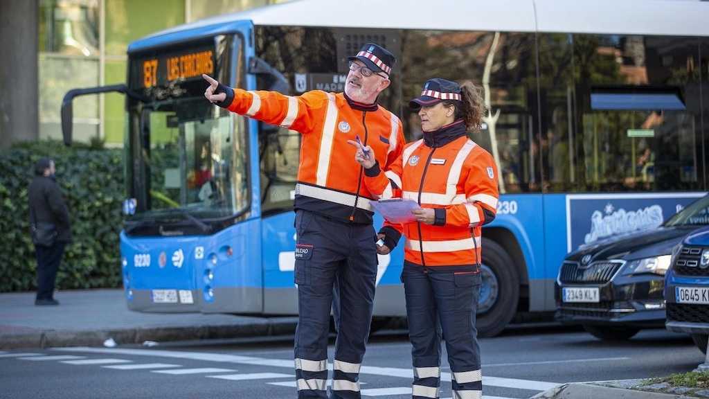 Pareja Agentes de movilidad