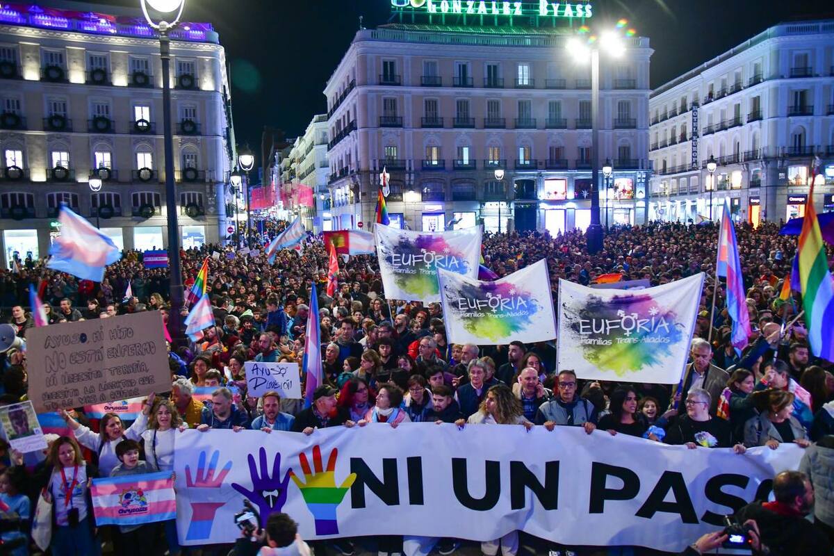 Miles de personas protestan contra Ayuso por recortar derechos LGTBI y Trans, foto Agustín Millán (2)