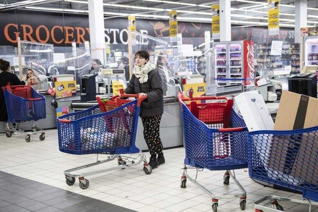 Woman with shopping trolley - AV portal