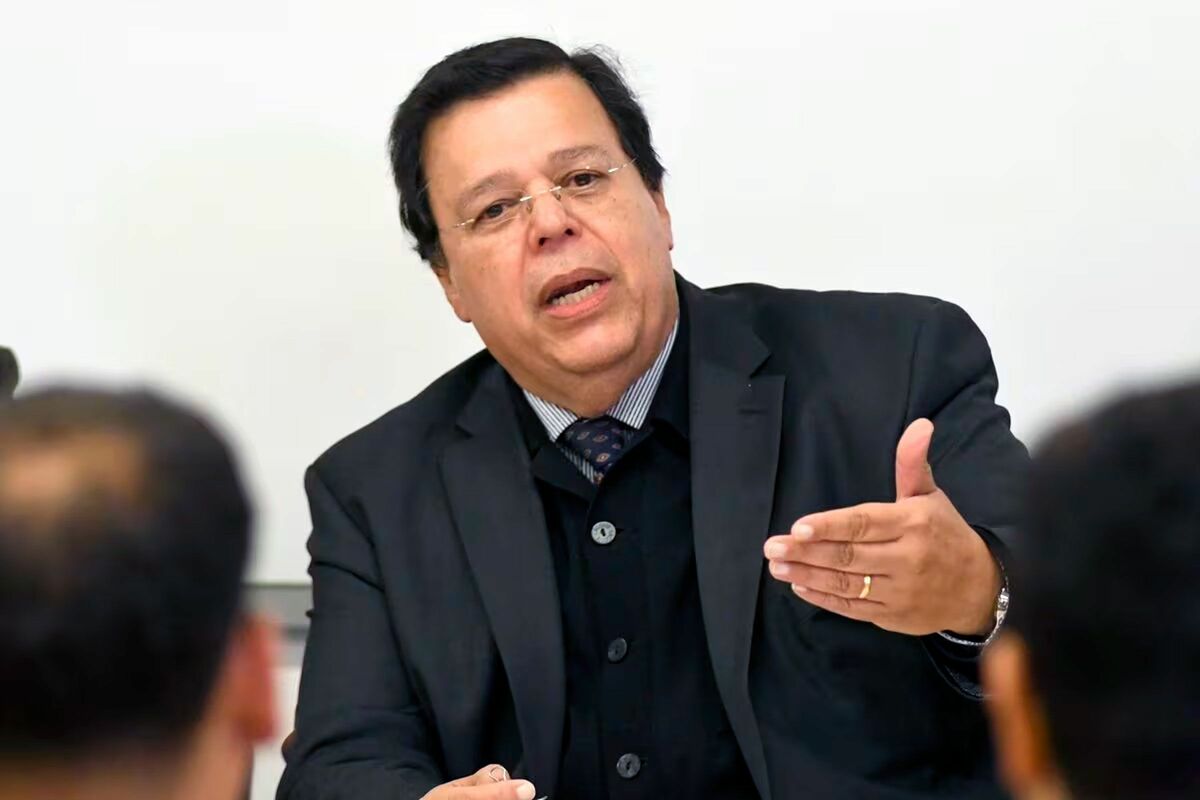 Francisco-Galindo-Vélez,-embajador-del-El-Salvador-en-Colombia,-en-un-acto-en-2019.