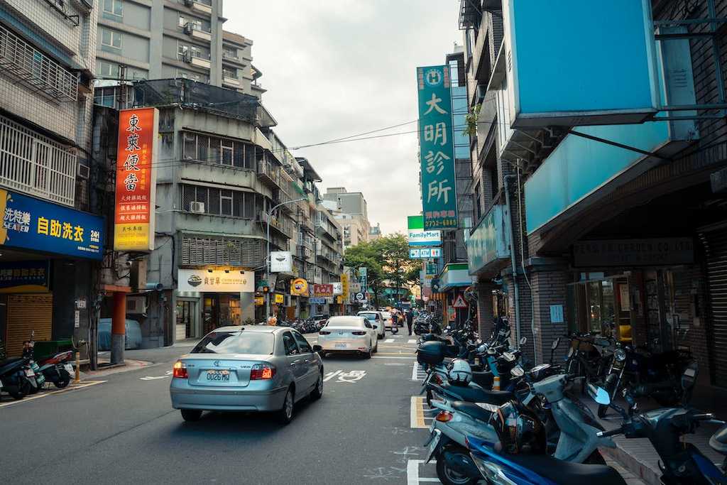 free-photo-of-coches-carretera-trafico-vehiculos