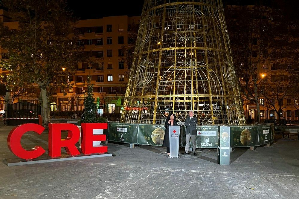 El árbol de Lotería de Navidad se ubica en la sede central de Cruz Roja