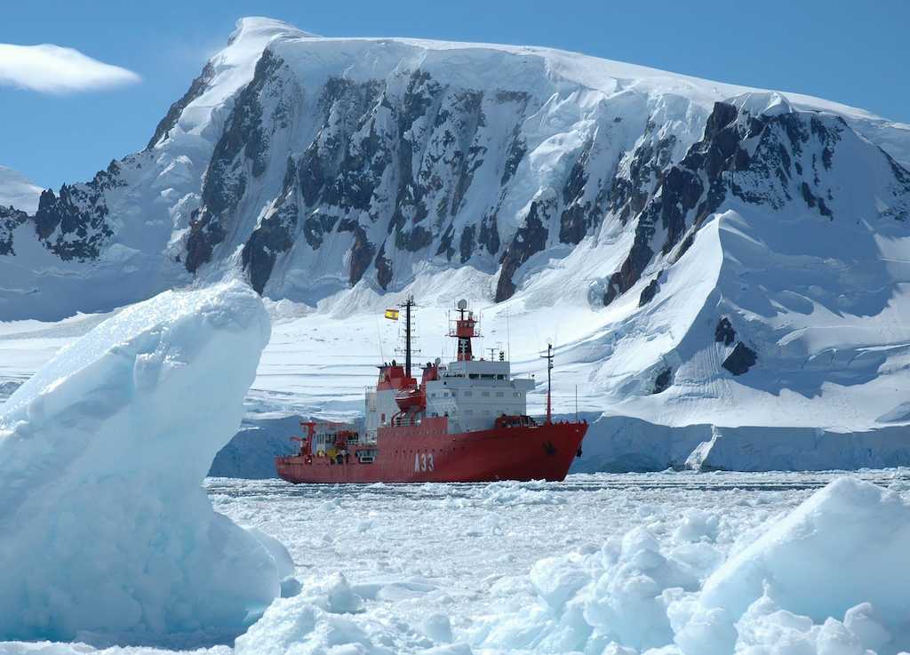El buque Hespérides en el estrecho de Gerlache, en la Antártida