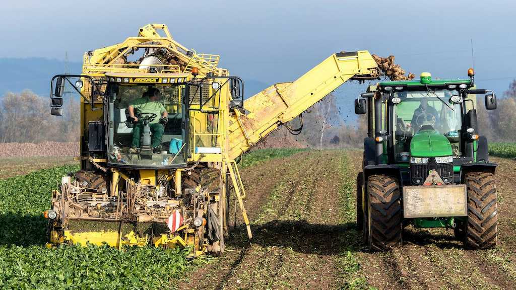 free-photo-of-campo-trabajando-agricultura-tractor
