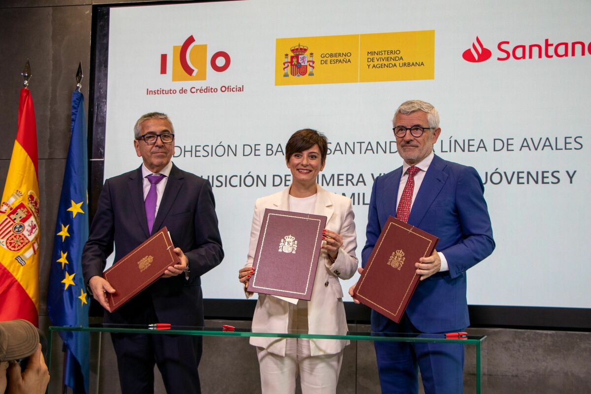 La ministra de Vivienda y Agenda Urbana, Isabel Rodríguez, ha participado en la firma de adhesión de Banco Santander y el ICO para la gestión de los avales para la adquisición de primera vivienda por parte de jóvenes de no más de 35 años y familias con menores a cargo