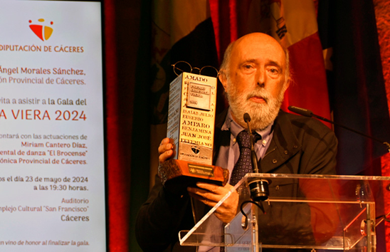 Francisco Etxeberria recibe el I Premio Conchita Viera