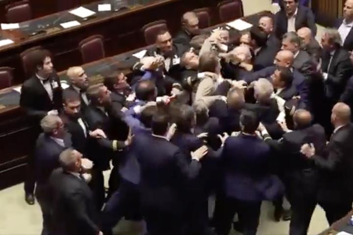 un-instante-de-la-trifulca-en-el-parlamento-de-italia