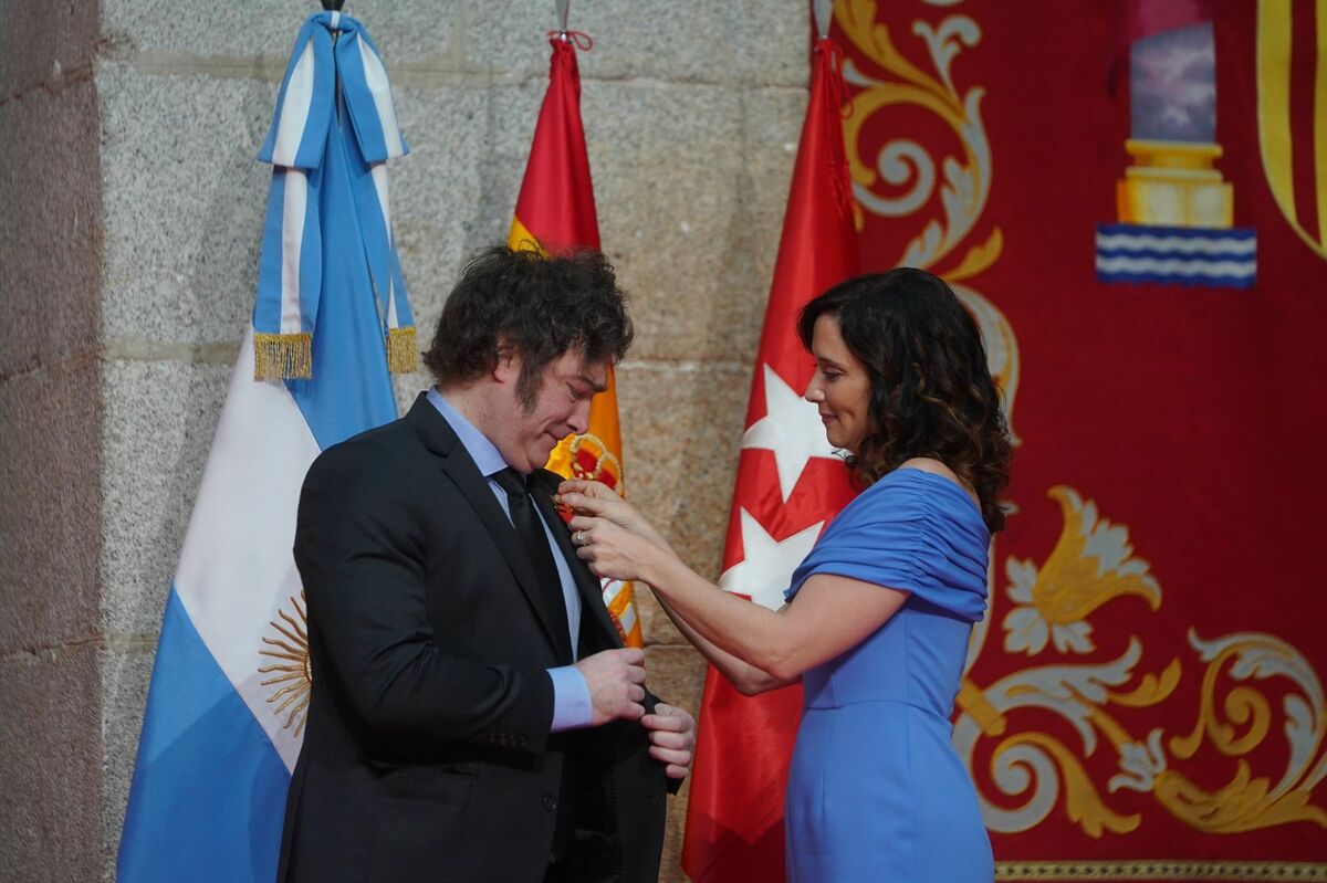 Mileí recibe la medalla de Ayuso