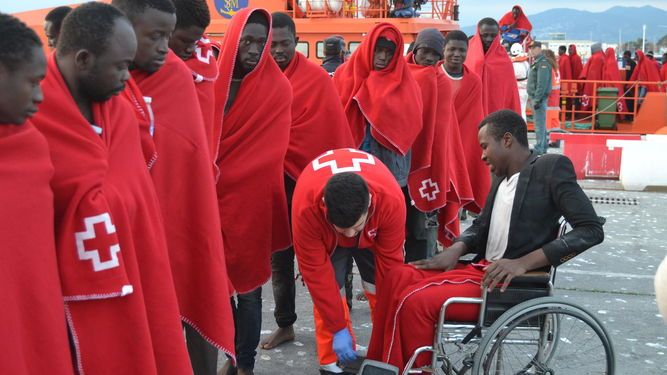 espanola-Cruz-Roja-atencion-inmigrantes_1096700456_63719063_667x375