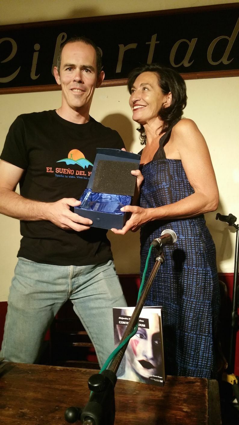Alejandro Rubio Sánchez-Arantxa de Juan-entrega III Premio Gavia Negra (1) Alejandro Rubio Sánchez-Arantxa de Juan-entrega III Premio Gavia Negra (1)