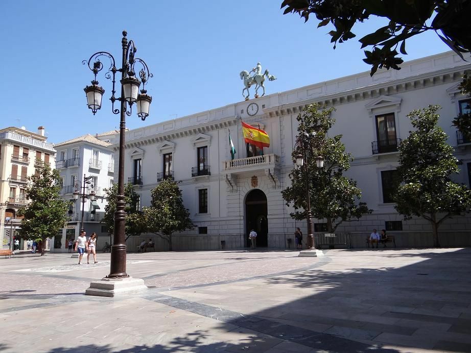 Plaza_del_Carmen_y_Ayuntamiento_de_Granada.jpg