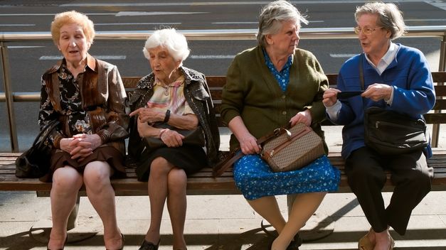 Mujeres mayores y personas de bajos ingresos, los más afectados por limitaciones en la salud