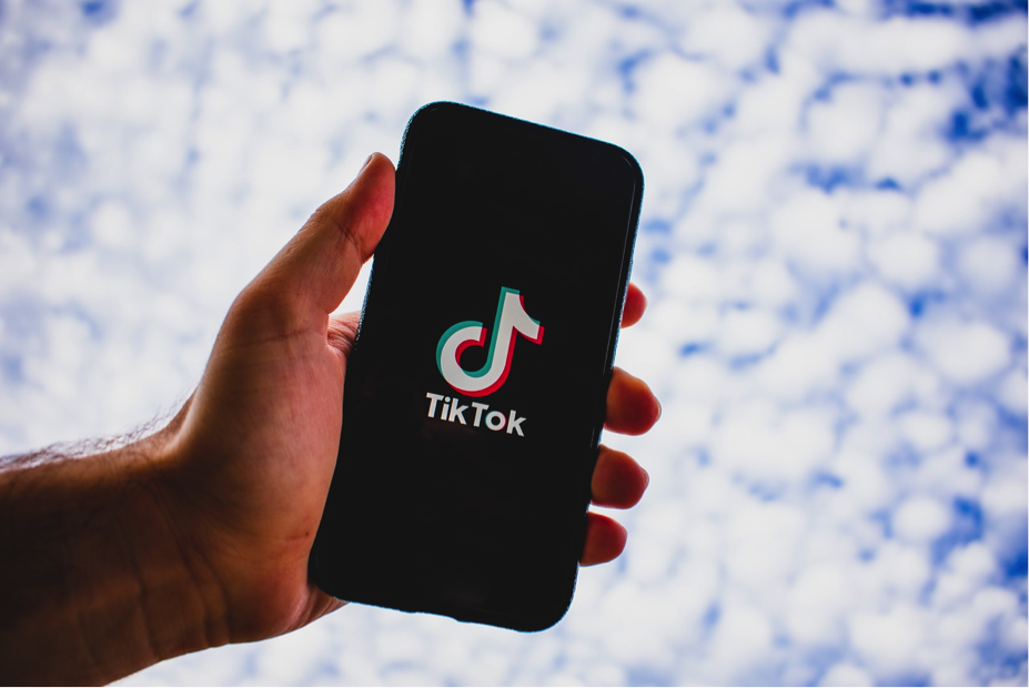 SMS fraudulentos prometen empleo en TikTok