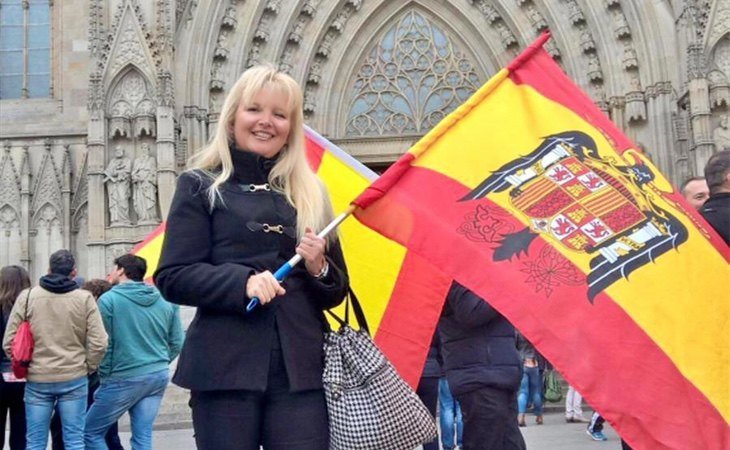 Carlota Sales, una de las detenidas por vender los carnets falsificados por su hijo, con una bandera franquista