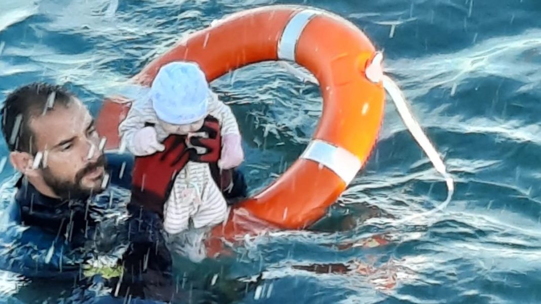 Un guardia civil rescata a un bebé en las aguas del Tarajal en Ceuta