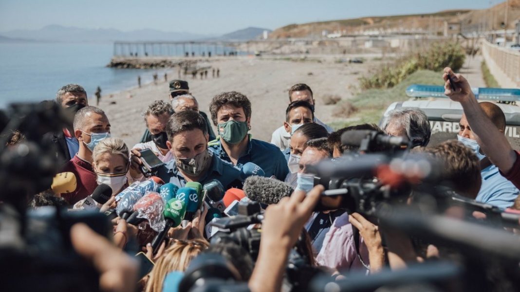 Santiago Abascal en la playa del Tarajal con un grupo de periodistas