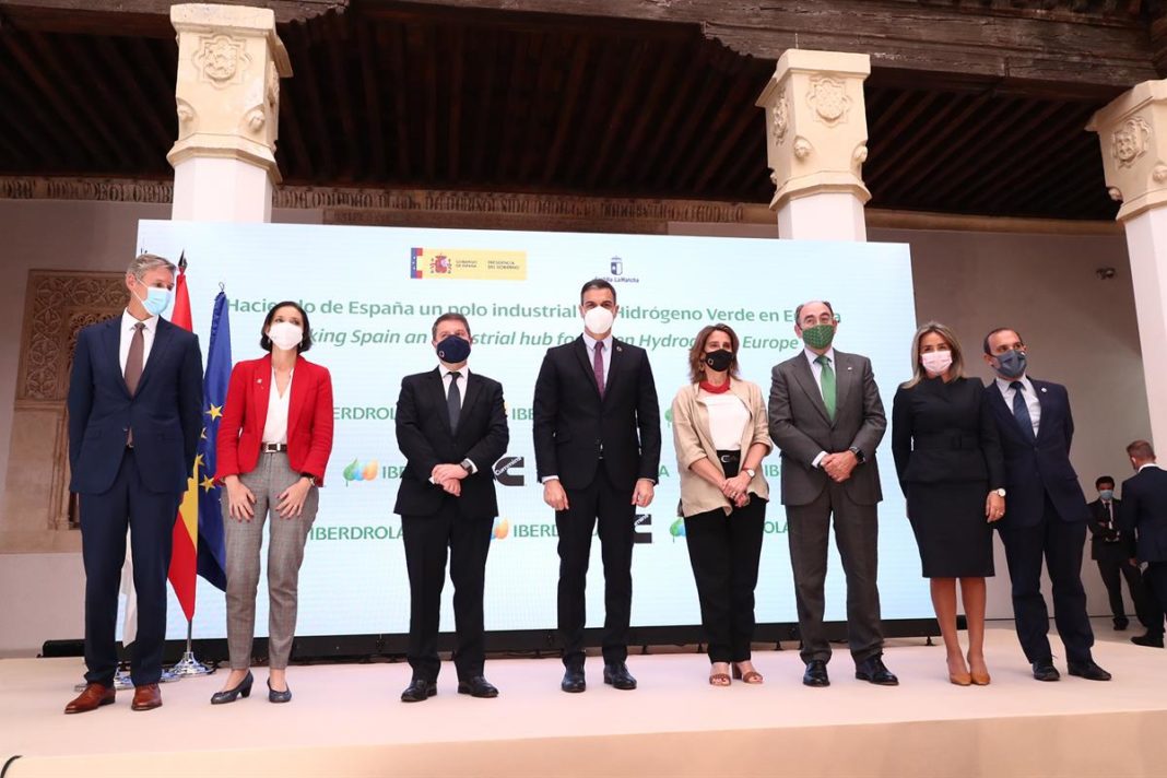 Pedro Sánchez, con el resto de autoridades y representantes de las empresas, en la presentación del proyecto 