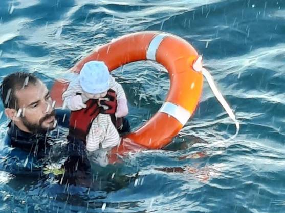 Un bebé es recogido en la costa de Ceuta por un guardia civil