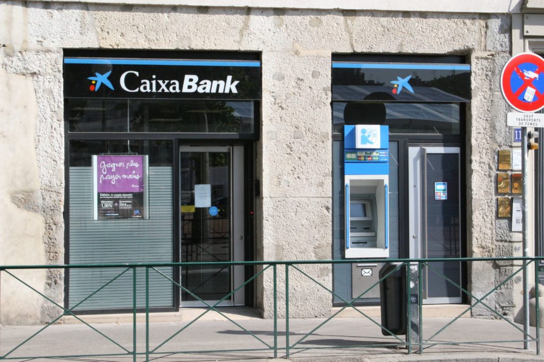 Un juzgado de Vitoria condena a Caixabank por cobrar comisiones a los usuarios que utilizan sus servicios en ventanilla
