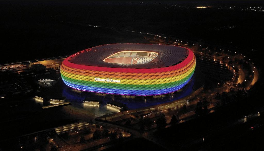 La UEFA prohíbe distintivos del Orgullo Gay.