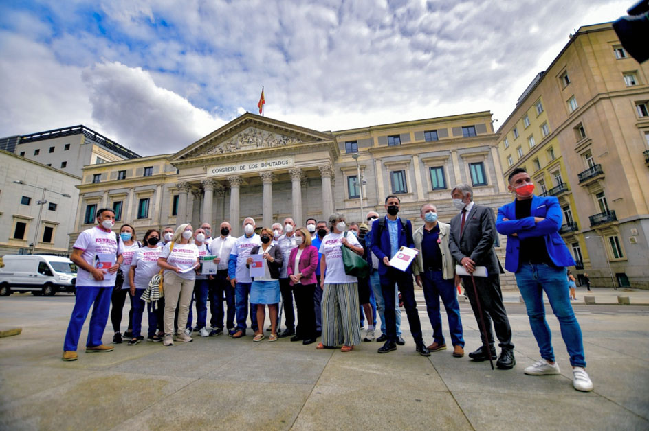 La asociación Asjubi40 entrega un escrito en el Congreso con varios diputados de la Comisión del Pacto de Toledo. Foto Agustín Millán