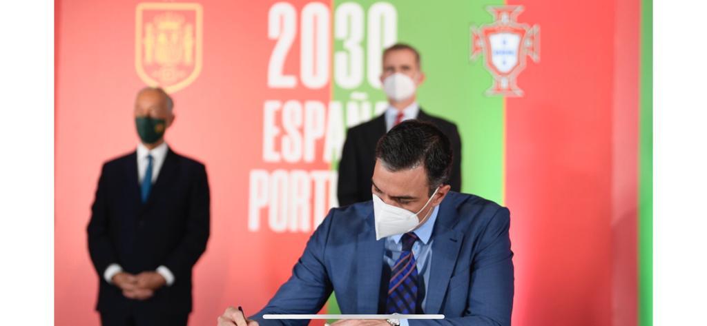 Momento de la firma para el acuerdo entre España y Portugal de presentar su candidatura a los Mundiales de Fútbol de 2030.