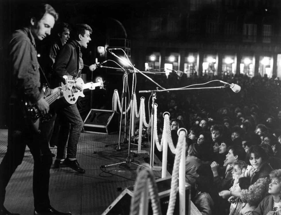 Gabinete Caligari en una actuación en la Plaza Mayor de Madrid, durante una fiesta de la Cadena Ser, en 1985.