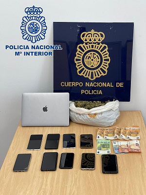 Móviles y dinero requisados a la banda criminal. Foto Policía Nacional