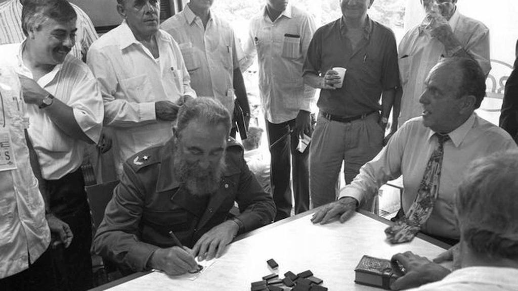 Fidel Castro y Manuel Fraga, una foto que Casado no recuerda.