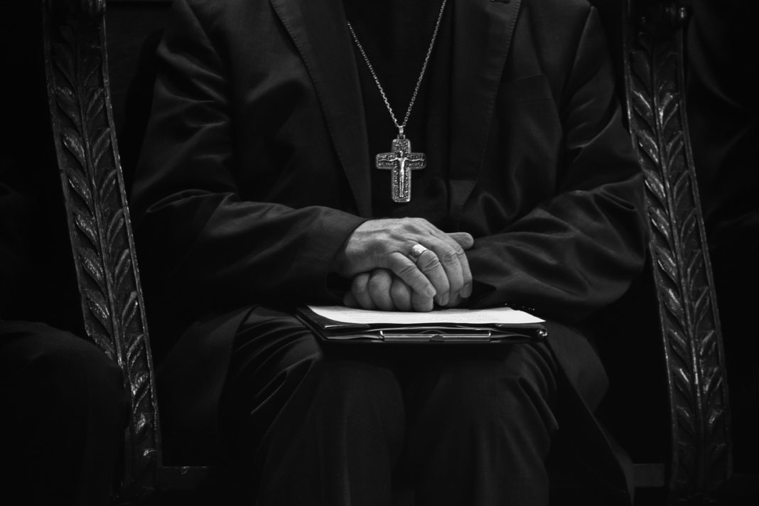 Adiós al obispo catalán que vinculaba la homosexualidad a la falta de figura paterna