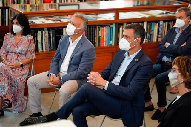 El presidente del Gobierno, junto al presidente de Canarias y el expresidente Zapatero, junto a la ministra de Sanidad en Lanzarote