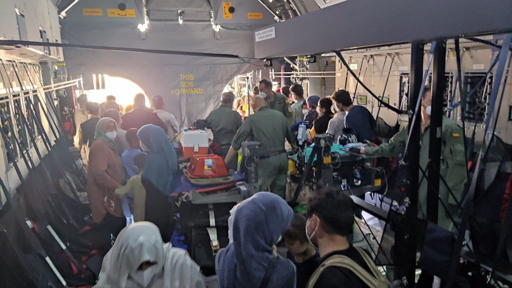 Refugiados Afganos esperan subir al segundo avión español en Kabul