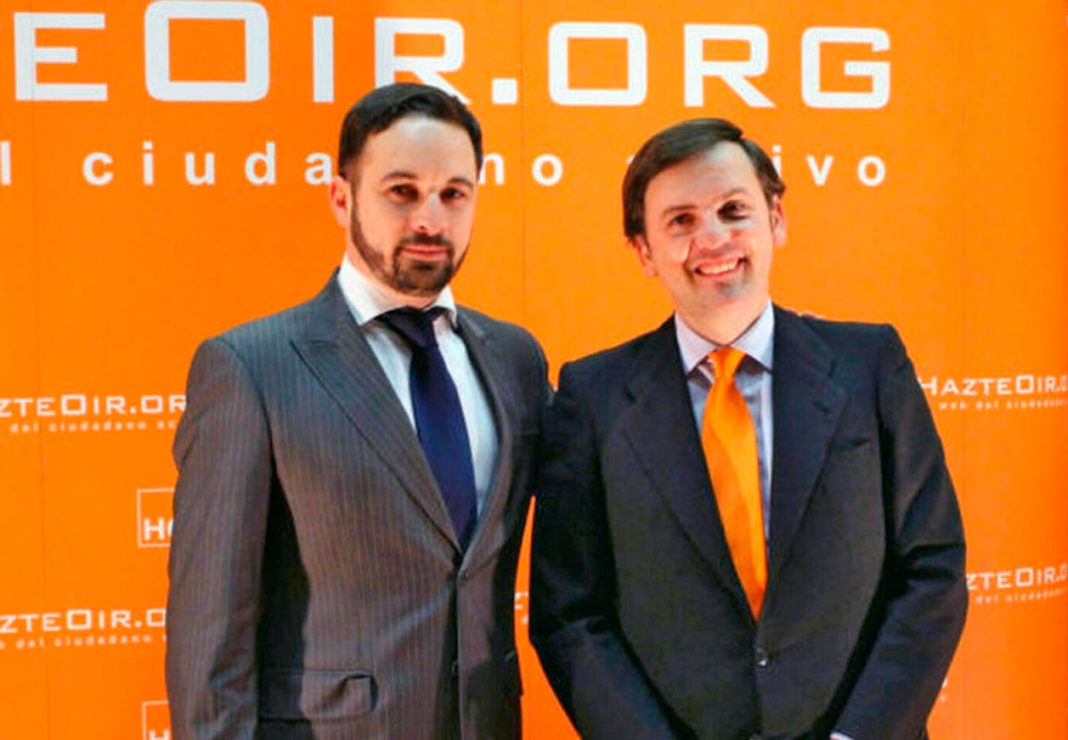 Santiago Abascal e Ignacio Arsuaga, en 2012 cuando Hazte Oír concedió uno de sus premios al líder de Vox, quien entonces presidía la Fundación para la Defensa de la Nación Española (Denaes). – Hazte Oír