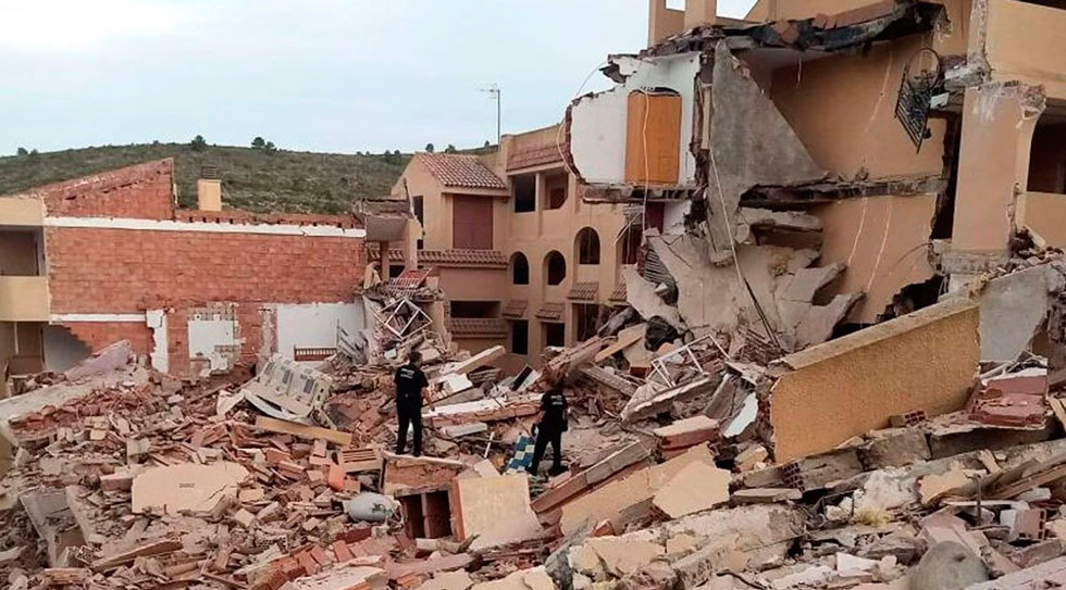 Se derrumba un edificio en Peñíscola con dos personas atrapadas en su interior