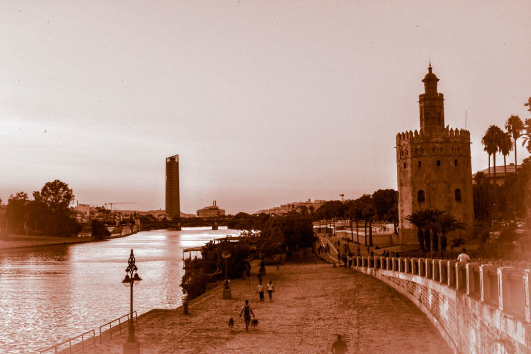 Vista del Guadalquivir a su paso por la Torre del Oro de Sevilla, foto Agustín Millán