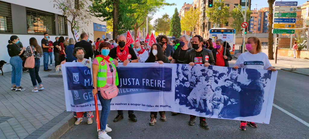 Cientos de personas reclaman la vuelta de la maestra Justa Freire al callejero de Madrid