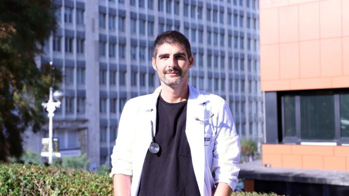 El Doctor Jesús Manuel Blanco, oncólogo, frente al Hospital Universitario Donostia.