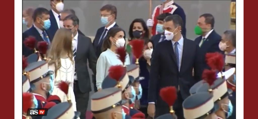 La Reina y Pedro Sánchez intercambian una mirada en los abucheos al presidente