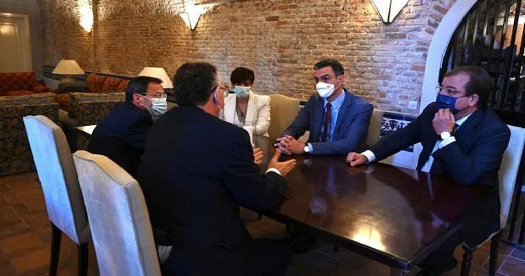 Pedro Sánchez en una reciente reunión en la bodeguilla de Moncloa.