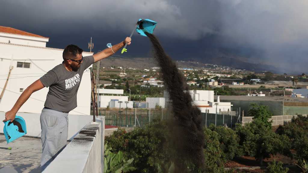 Un hombre saca cenizas de su casa de La Palma. Imagen TVE.