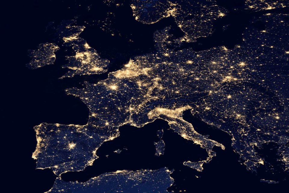 Europa-iluminada-de-noche
