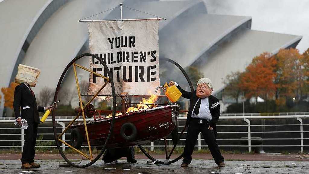 Activistas protestan contra la inacción climática ante la sede de la COP26 de Glasgow.
