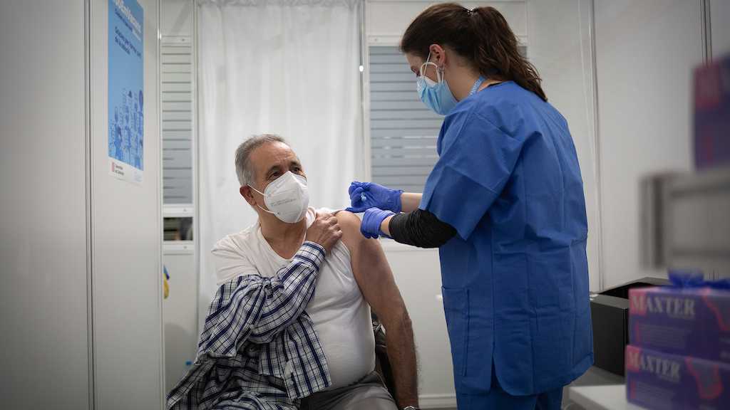 Una enfermera administra una vacuna contra el coronavirus.
