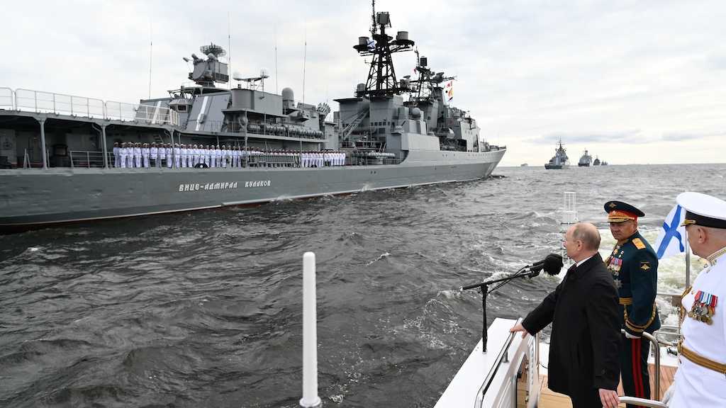 Putin pasa revista a sus tropas navales antes de partir a Ucrania.