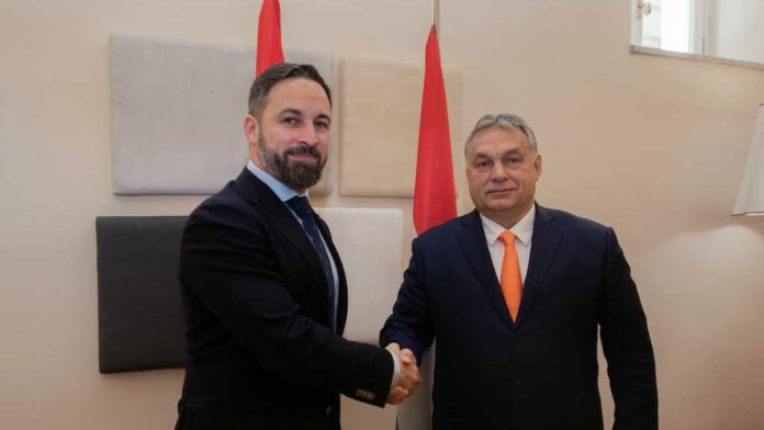 Abascal con el líder húngaro Viktor Orbán, tradicional aliado de Putin.